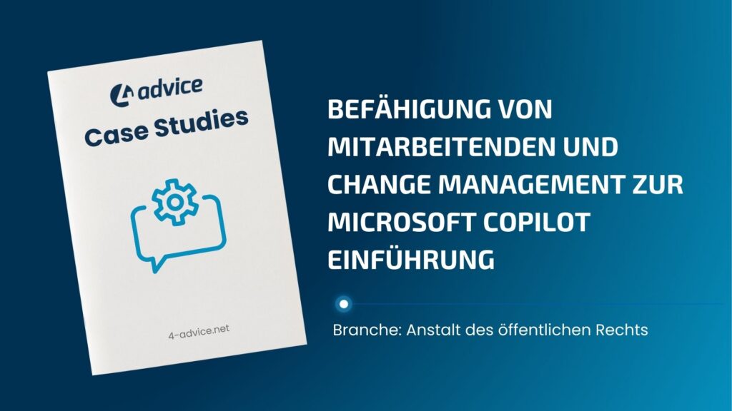 Abbildung einer Case Study von 4-advice zur Microsoft Copilot Einführung: links ein schräg dargestelltes Booklet mit der Aufschrift „Case Studies“ und einem Zahnrad-Icon in einer Sprechblase, rechts der Titel „Befähigung von Mitarbeitenden und Change Management zur Microsoft Copilot Einführung“ auf blauem Hintergrund, darunter die Branchenangabe „Anstalt des öffentlichen Rechts“