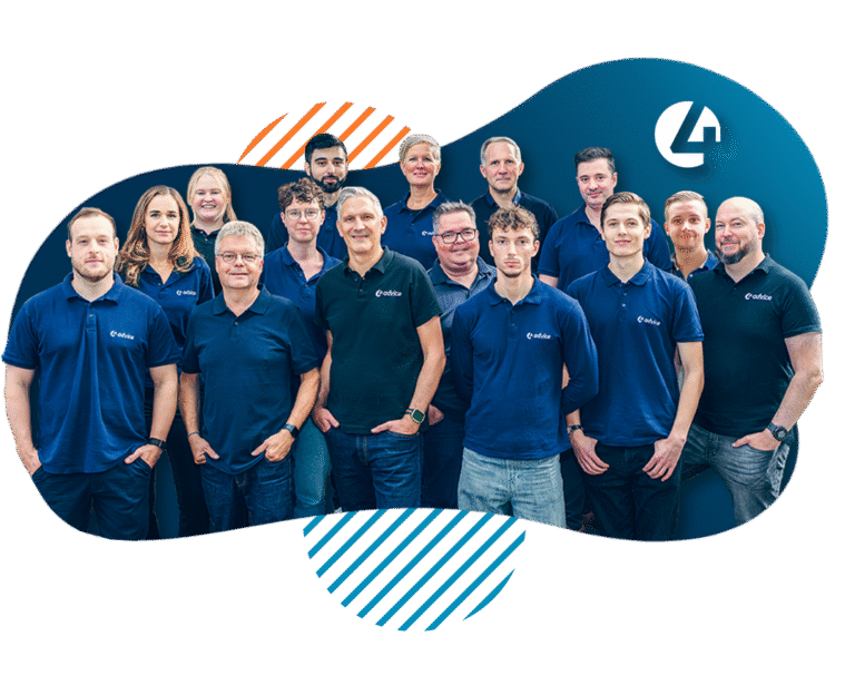 Gruppenfoto des 4-advice-Teams vor einem stilisierten Hintergrund mit Markenfarben und Logo; insgesamt 16 Mitarbeitende in einheitlicher Kleidung lächeln in die Kamera – symbolisiert Teamgeist, Kompetenz und Verlässlichkeit des Unternehmens